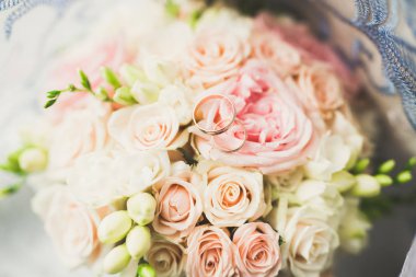 Farklı çiçeklerle güzel bir düğün buketi, güller