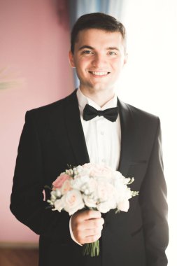 Genç ve yakışıklı bir adam iş toplantısından sonra bir otelde dinleniyor.