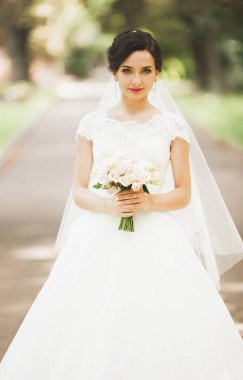 Zarif beyaz elbiseler içinde güzel bir gelin