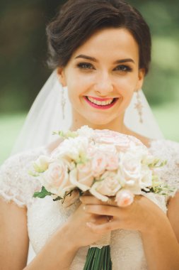 Zarif beyaz elbiseler içinde güzel bir gelin