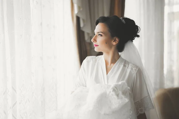 Retrato de novia hermosa con velo de moda en la mañana de la boda — Foto de Stock