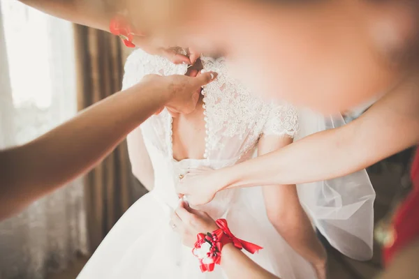 결혼식 날 아침 패션 베일을 쓴 아름다운 신부의 모습 — 스톡 사진