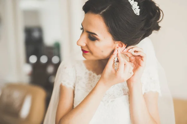 Portrait of beautiful bride with fashion veil at wedding morning — Stock Photo, Image