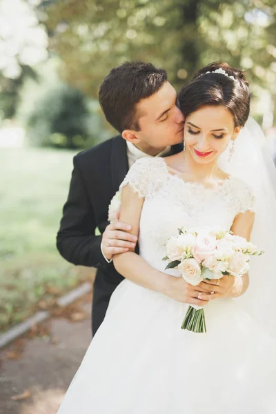 Kissing wedding couple in spring nature close-up portrait — Stock Photo, Image