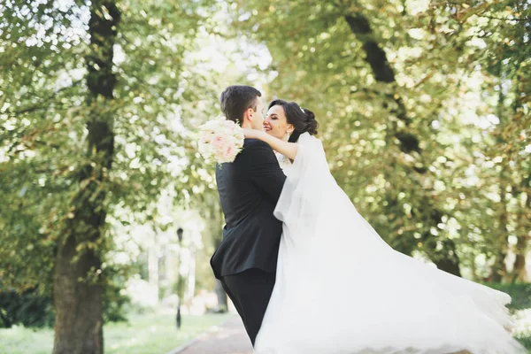 Bacio matrimonio coppia in primavera natura close-up ritratto — Foto Stock