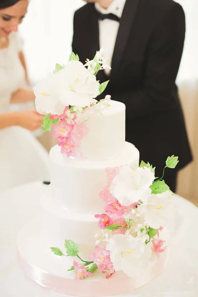 Bruid en bruidegom bij bruiloft snijden van de bruidstaart — Stockfoto