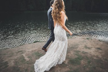 Gelin ve damat el ele tutuşuyor.