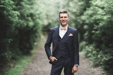 Yakışıklı delikanlı dağ orman üzerinde poz