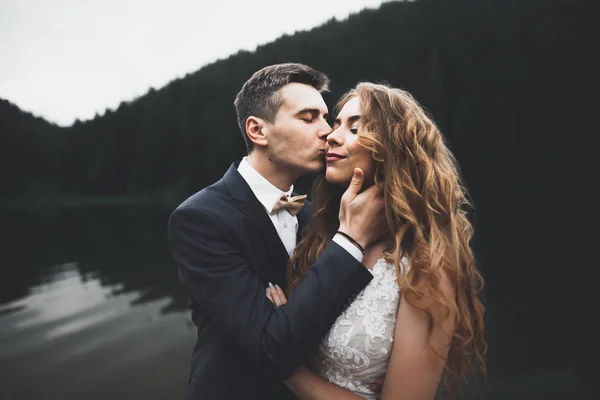 Coppia Perfetta Sposa Sposo Posa Baci Nel Loro Giorno Del — Foto Stock