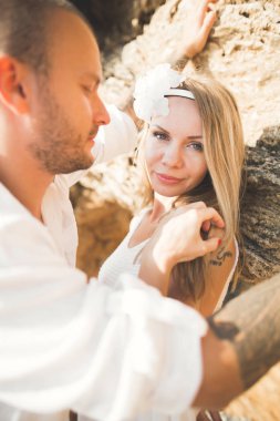 Genç modeller çift taşlarla sahilde poz