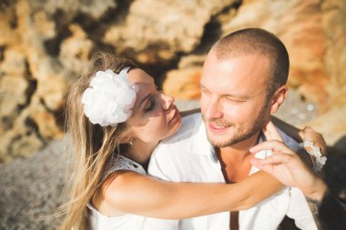 Genç modeller çift taşlarla sahilde poz