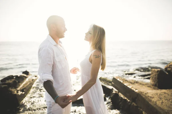 Model-Paar mit Tätowierung posiert außerhalb von Nea Sea — Stockfoto