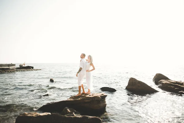 Heureux couple de mode romantique en amour avoir du plaisir sur la belle mer le jour de l'été — Photo