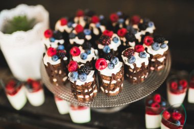 Düğün şekeri büfesinde lezzetli tatlılar, tatlılar, kekler.