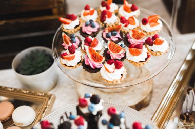 Çeşitli lezzetli tatlılar, yemek fikirleri ve kutlamalarla dolu bir büfe.