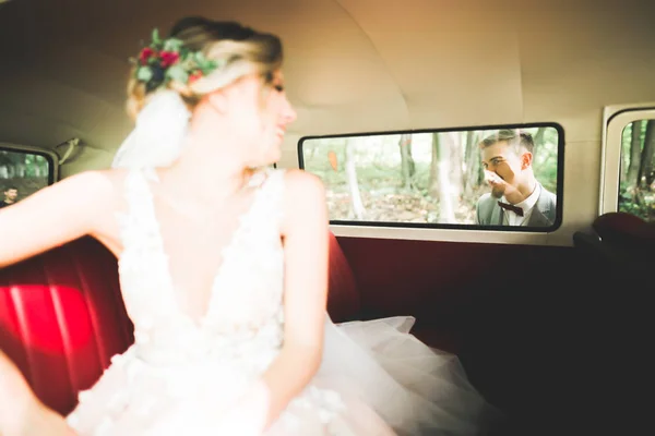 ちょうど結婚式の日に高級レトロな車のカップルを結婚 — ストック写真