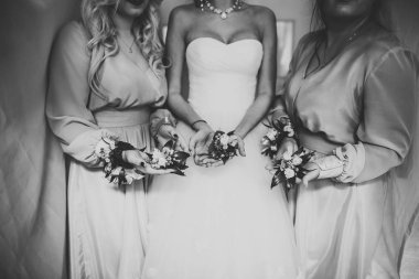 Beyaz elbiseli lüks gelin düğün törenine hazırlanırken poz veriyor.