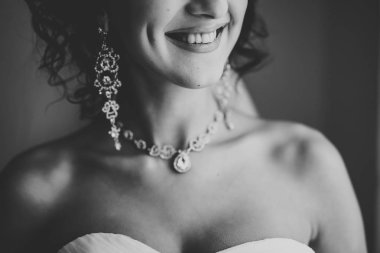 Cüppeli muhteşem gelin bir odada düğün töreni için poz veriyor ve hazırlanıyor.