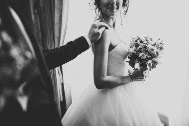 Mükemmel bir çift gelin ve damat düğün günlerinde poz verip öpüşürler.