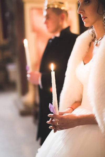 Hochzeitspaar und Bräutigam heiraten in Kirche — Stockfoto