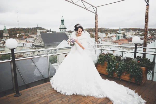 Bella sposa filatura con abito perfetto nel parco — Foto Stock