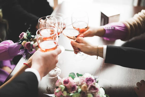 Bruid en een bruidegom met de glazen van champagne — Stockfoto