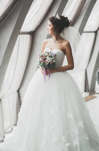 Bela noiva de luxo em vestido branco elegante — Fotografia de Stock