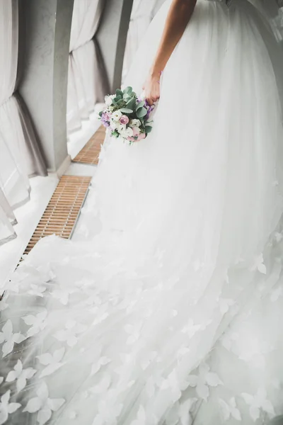 Bruid met grote en mooie bruiloft boeket met bloemen — Stockfoto