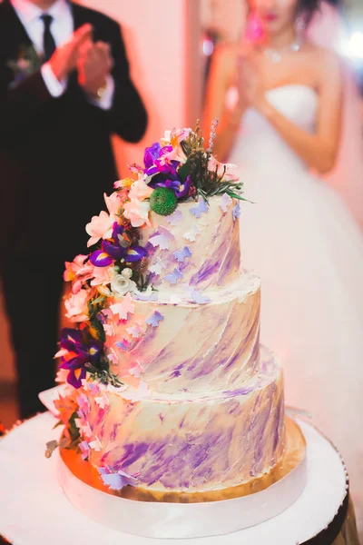 Pastel de boda decorado de lujo en la mesa —  Fotos de Stock