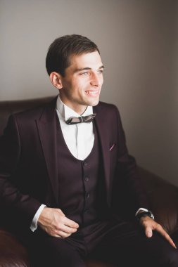 Genç ve yakışıklı bir adam iş toplantısından sonra bir otelde dinleniyor.