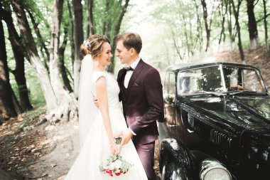 Mükemmel bir çift gelin ve damat düğün günlerinde poz verip öpüşürler.