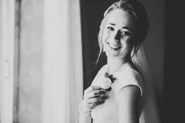 Novia de lujo en vestido blanco posando mientras se prepara para la ceremonia de boda — Foto de Stock