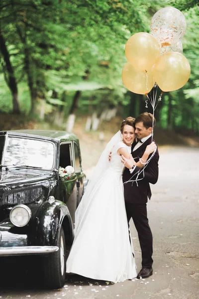 Mükemmel bir çift gelin ve damat düğün günlerinde poz verip öpüşürler. — Stok fotoğraf