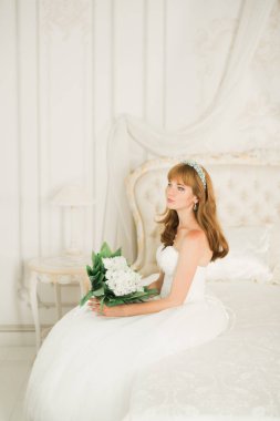 Zarif beyaz elbiseler içinde güzel bir gelin