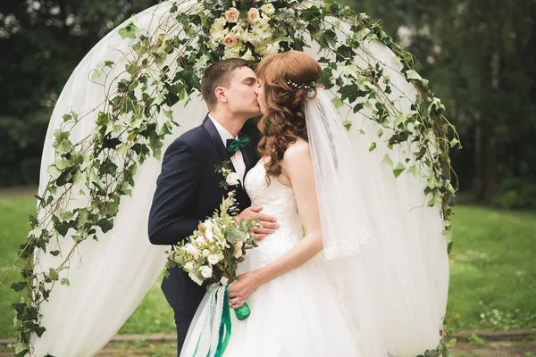 Pas getrouwd stel loopt en springt in het park terwijl ze elkaars hand vasthouden — Stockfoto