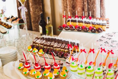 Düğün şekeri büfesinde lezzetli tatlılar, tatlılar, kekler.