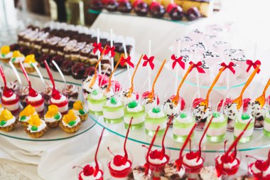 Düğün şekeri büfesinde lezzetli tatlılar, tatlılar, kekler.