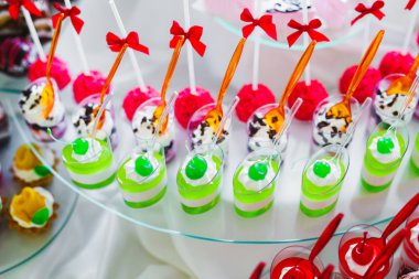 Düğün şekeri büfesinde lezzetli tatlılar, tatlılar, kekler.