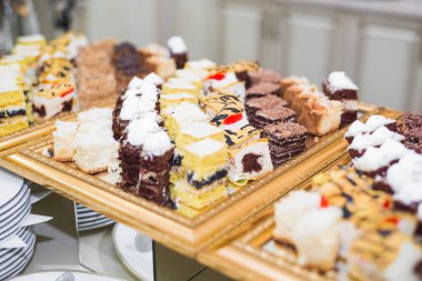 Bir büfe üzerinde pişmiş tatlı çeşitleri