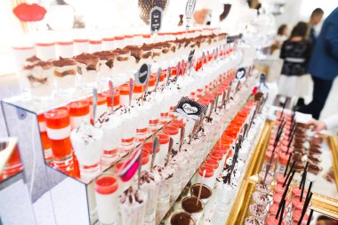 Enfes ve lezzetli bir tatlı masası ve resepsiyonda kapkek fotoğrafları.