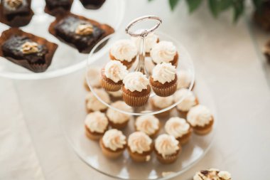 Enfes ve lezzetli bir tatlı masası ve resepsiyonda kapkek fotoğrafları.