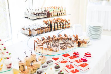 Bir büfe üzerinde pişmiş tatlı çeşitleri