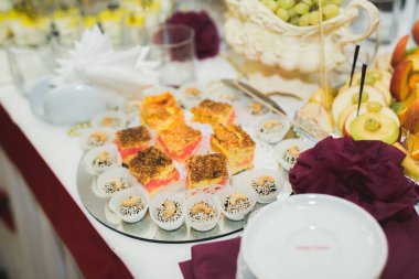 Bir büfe üzerinde pişmiş tatlı çeşitleri