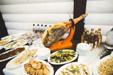 Düğün şekeri büfesinde lezzetli tatlılar, tatlılar, kekler.