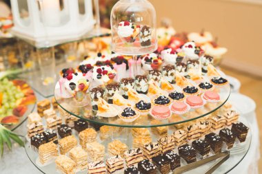 Bir büfe üzerinde pişmiş tatlı çeşitleri