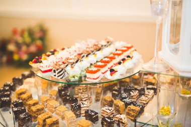 Enfes ve lezzetli bir tatlı masası ve resepsiyonda kapkek fotoğrafları.