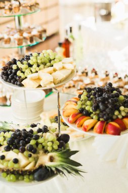 Düğün şekeri büfesinde lezzetli tatlılar, tatlılar, kekler.