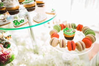 Enfes ve lezzetli bir tatlı masası ve resepsiyonda kapkek fotoğrafları.