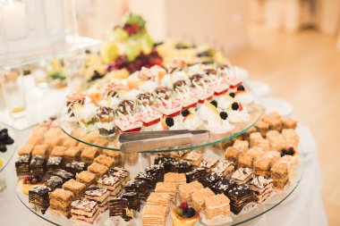 Bir büfe üzerinde pişmiş tatlı çeşitleri