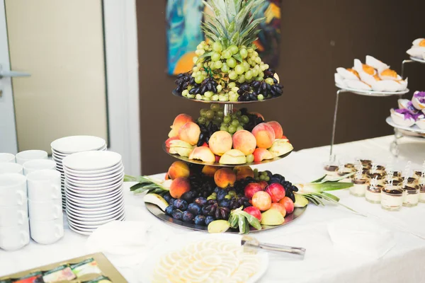 Délicieuse et savoureuse table à dessert avec des petits gâteaux plans à la réception gros plan — Photo